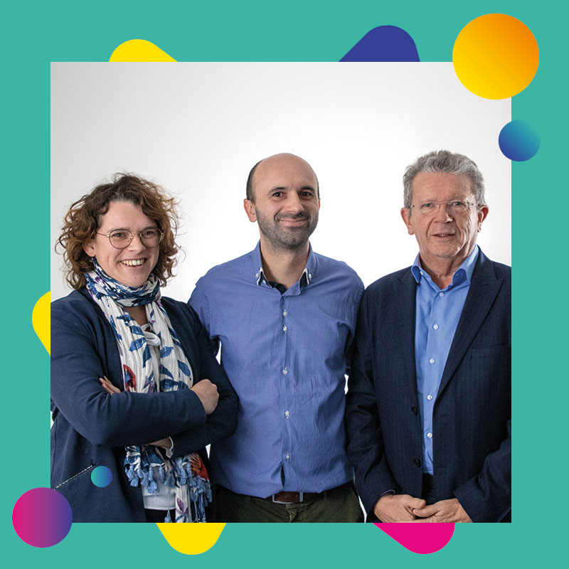 Candidate souriante sortant d'un entretien d'embauche