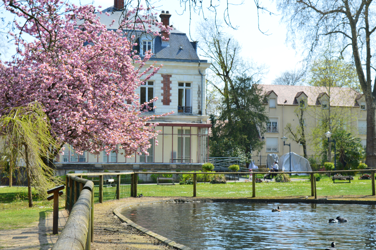 Groupe de candidats en attente de leur entretien d'embauche