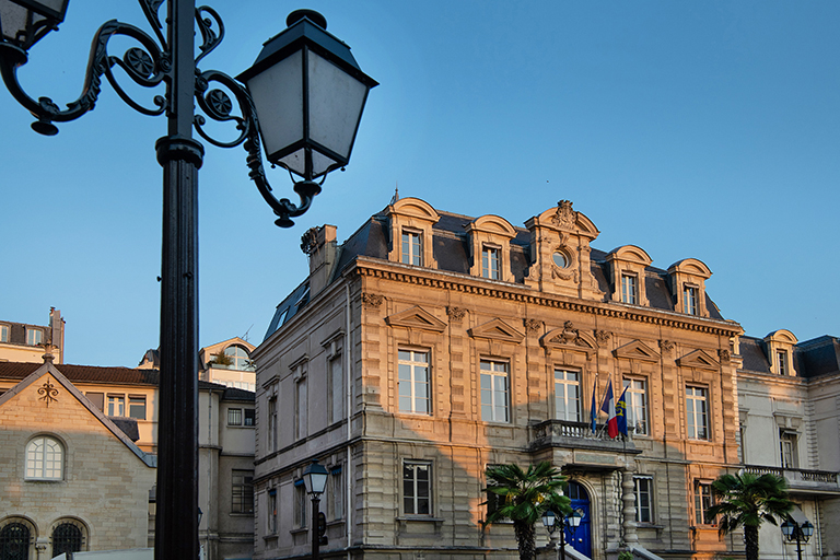 Candidate souriante sortant d'un entretien d'embauche