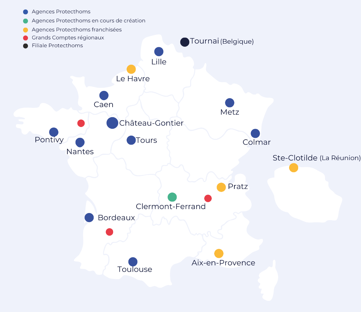 Candidate souriante sortant d'un entretien d'embauche