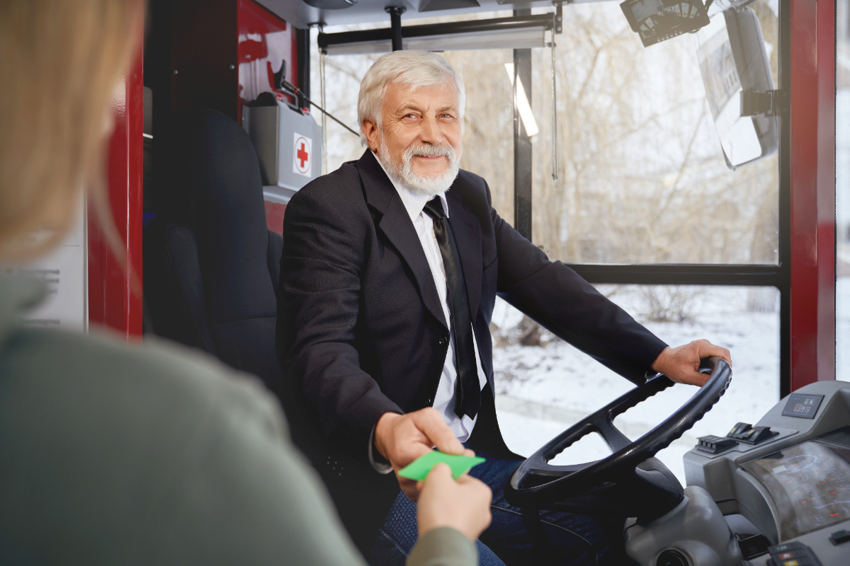 Candidate souriante sortant d'un entretien d'embauche