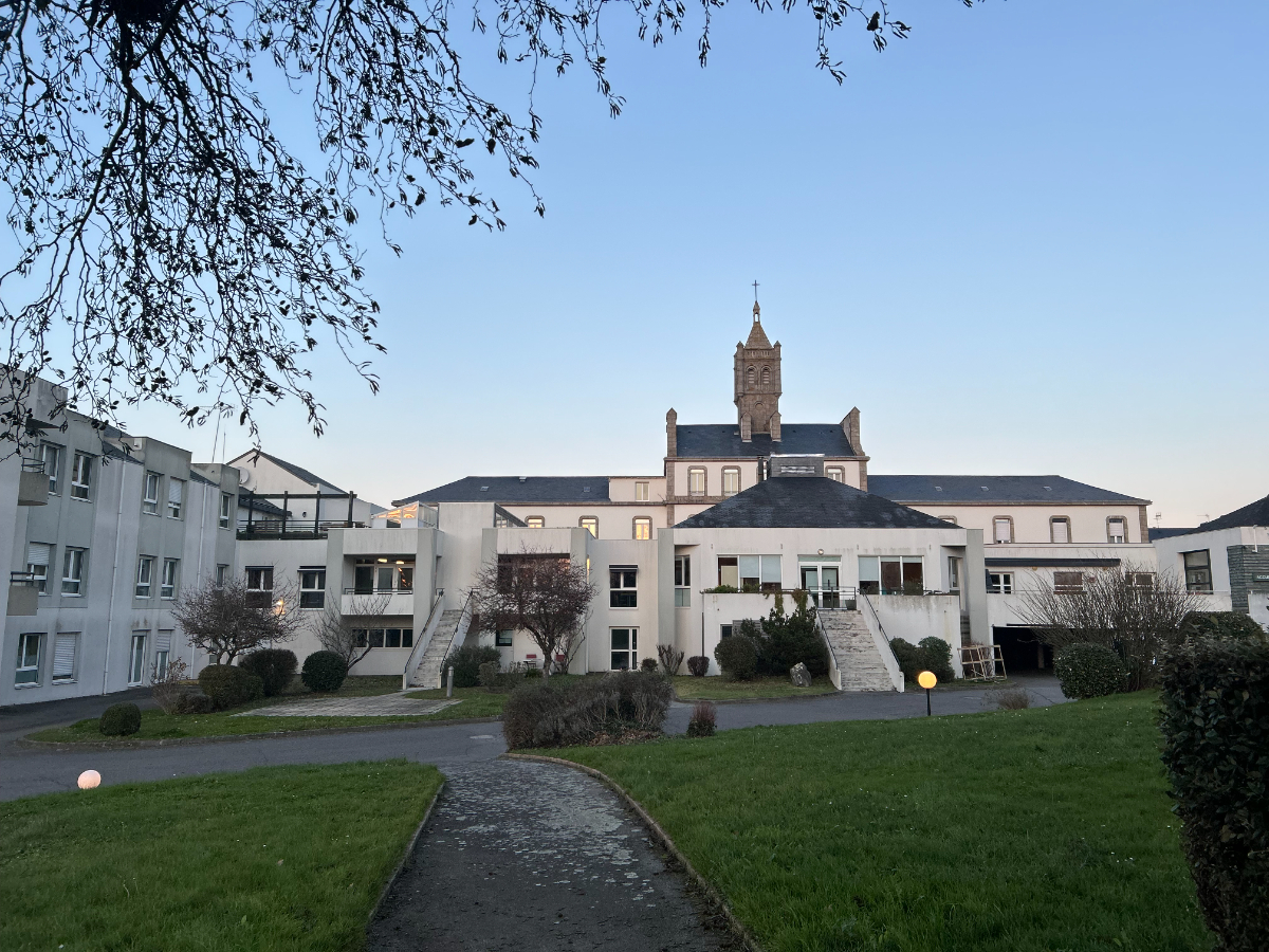 Groupe de candidats en attente de leur entretien d'embauche