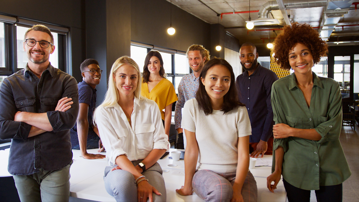 Equipe unie qui se prépare à entrer en réunion